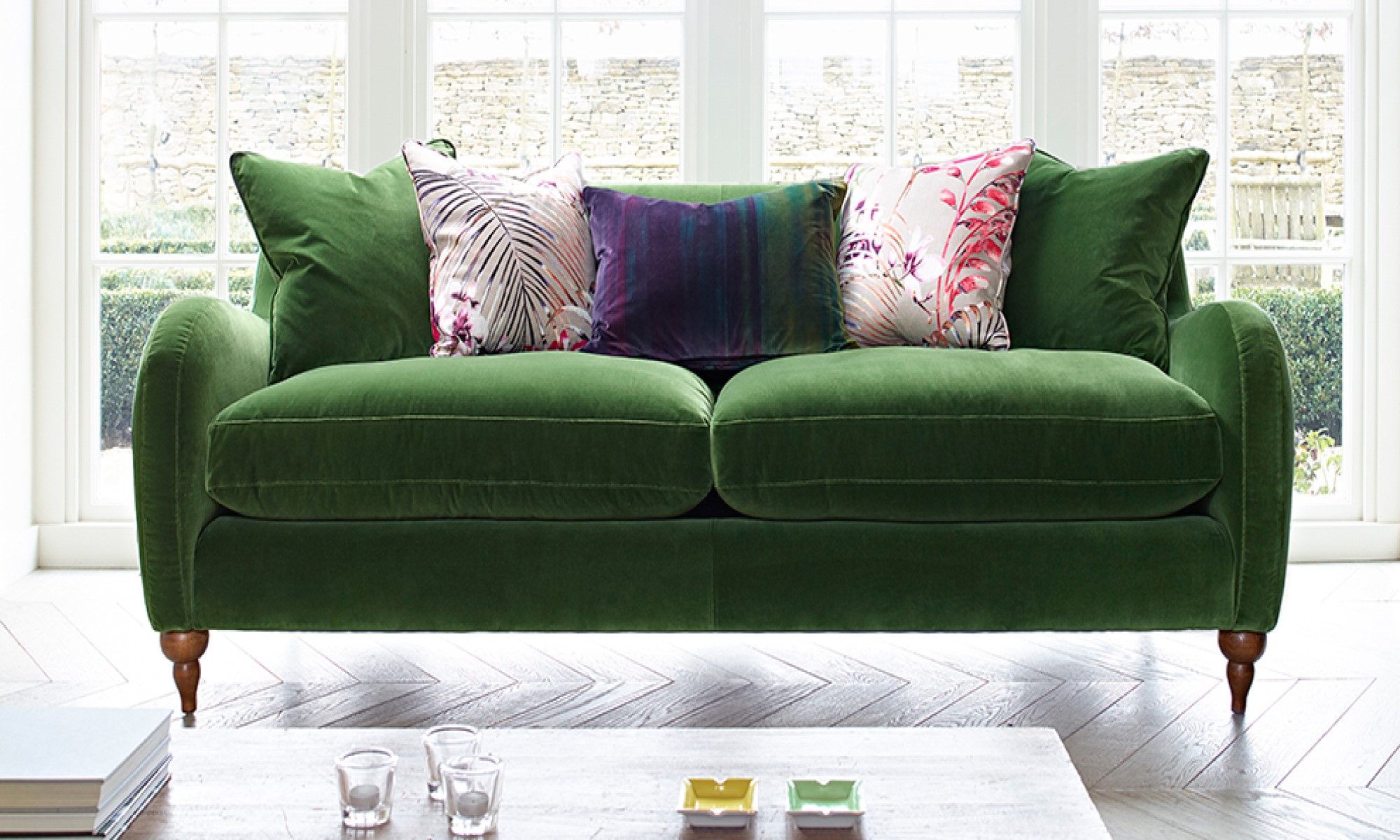 Игра цветов в интерьере: освежитесь с зеленым диваном